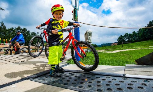 Utilização em pistas de bicicletas. Ajudando na subida, muitos clientes escolheram esta correia transportadora para subir com as bicicletas.
